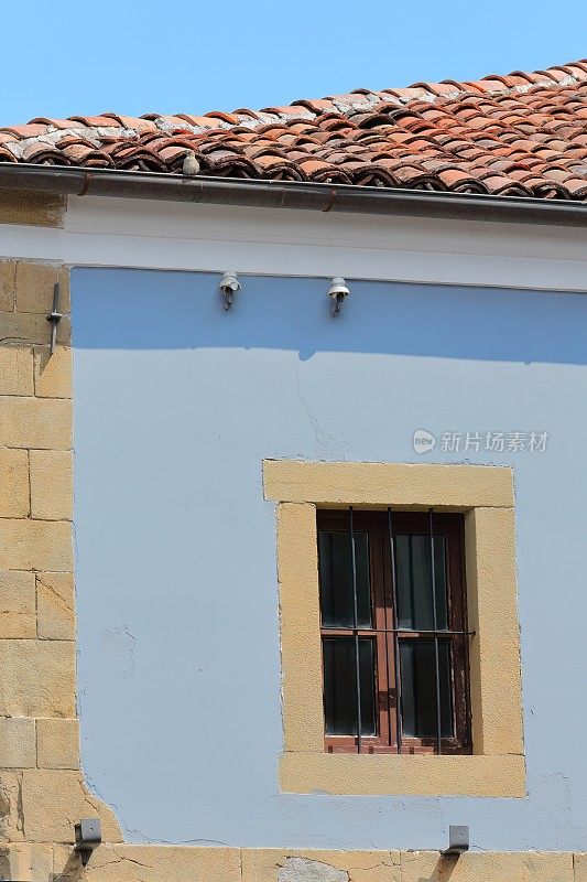 在ruruica Jovan Spiro Kosturi街的奥斯曼建筑上，蓝色墙上的栅栏窗户，旧集市- pazari i Vjeter-区域。korca -阿尔巴尼亚- 260